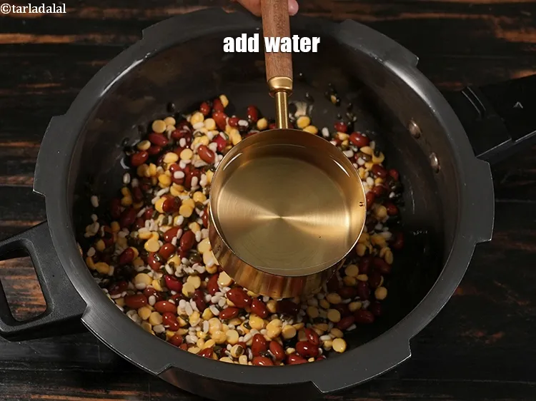 Step 7 – <p>૪ કપ પાણી ઉમેરો</p>