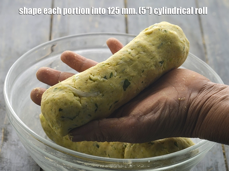 Step 15 – <p>દરેક ભાગને 125 મીમી (5") નળાકાર રોલમાં આકાર આપો. જો તમને કોબી મુઠિયા બનાવવામાં મુશ્કેલી …