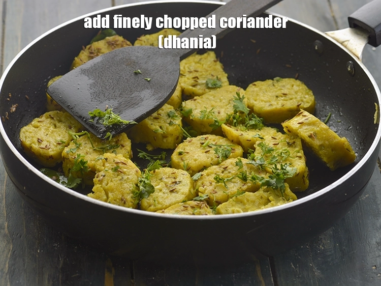 Step 25 – <p>૧ ચમચી બારીક સમારેલી કોથમીર (ધાણા) ઉમેરો અને સારી રીતે મિક્સ કરો.</p>