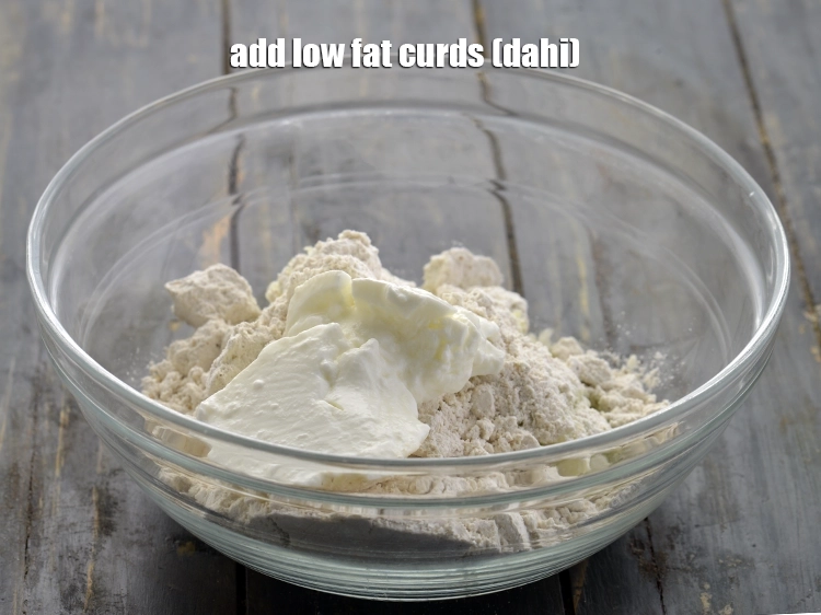 Step 4 – <p><a href="https://www.tarladalal.com/glossary-low-fat-curds-low-cal-dahi-low-calorie-curd-low-fat-yogurt-gujarati-1107i"><u>લો ફૅટ દહીં (low fat curds)</u></a> ઉમેરો. અમે ઓછી ચરબીવાળા દહીંનો ઉપયોગ કર્યો છે …