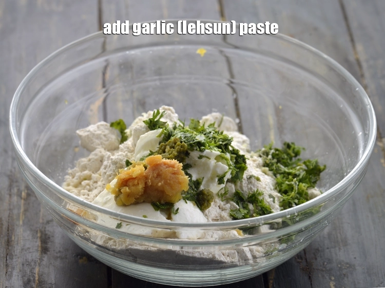 Step 8 – <p>તેમજ, <a href="https://www.tarladalal.com/glossary-garlic-lehsun-lahsun-gujarati-348i#ing_2752"><u>લસણની પેસ્ટ (garlic paste)</u></a> ઉમેરો.</p>