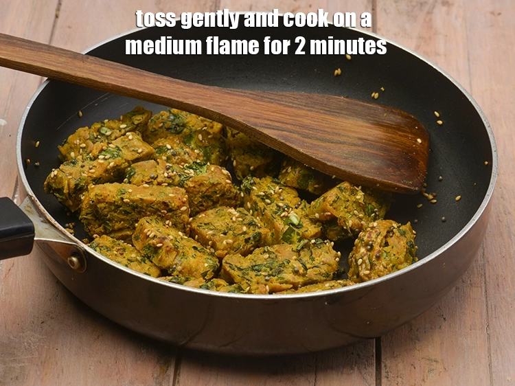 Step 22 – <p>હળવા મિક્સ કરો અને મધ્યમ તાપ પર 2 મિનિટ માટે ક્યારેક ક્યારેક હલાવતા રહો.</p>