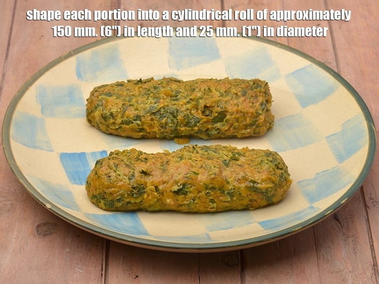 Step 13 – <p><strong>ફૂલગોભી બેસન મુઠિયા</strong>ના કણકને 2 સમાન ભાગોમાં વિભાજીત કરો અને દરેક ભાગને લગભગ 150 મીમી …