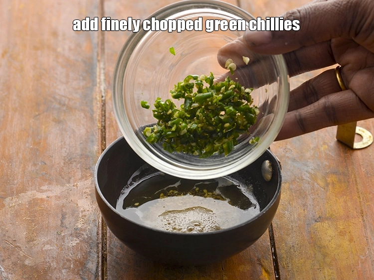 Step 21 – <p>૨ ચમચી બારીક સમારેલા લીલા મરચા ઉમેરો.</p>