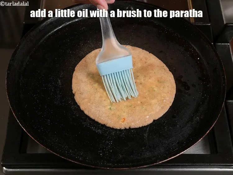 Step 25 – <p>પરાઠામાં બ્રશ વડે થોડું તેલ ઉમેરો.</p>