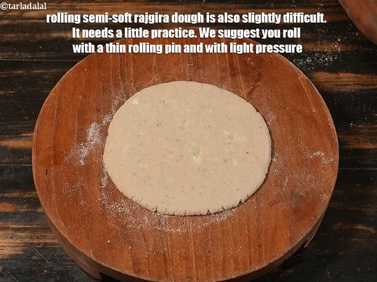 Step 30 – <p>અર્ધ-નરમ રાજગીરાનો લોટ ગોળ કરવો પણ થોડો મુશ્કેલ છે. તેને માટે થોડી પ્રેક્ટિસની જરૂર છે. …