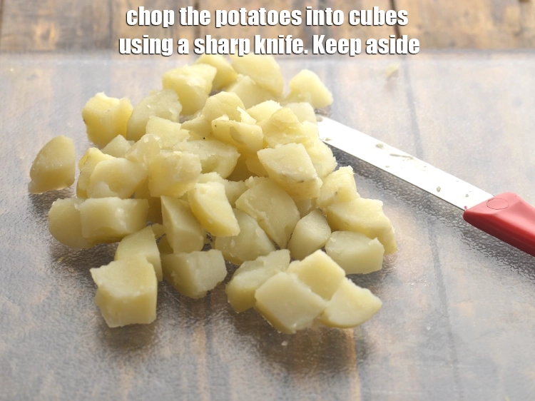 Step 5 – <p>તીક્ષ્ણ છરીનો ઉપયોગ કરીને બટાકાને ક્યુબ્સમાં કાપો. બાજુ પર રાખો.</p>