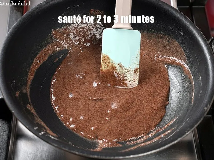 Step 3 – <p>મધ્યમ તાપ પર 2 થી 3 મિનિટ સુધી સાંતળો.</p>