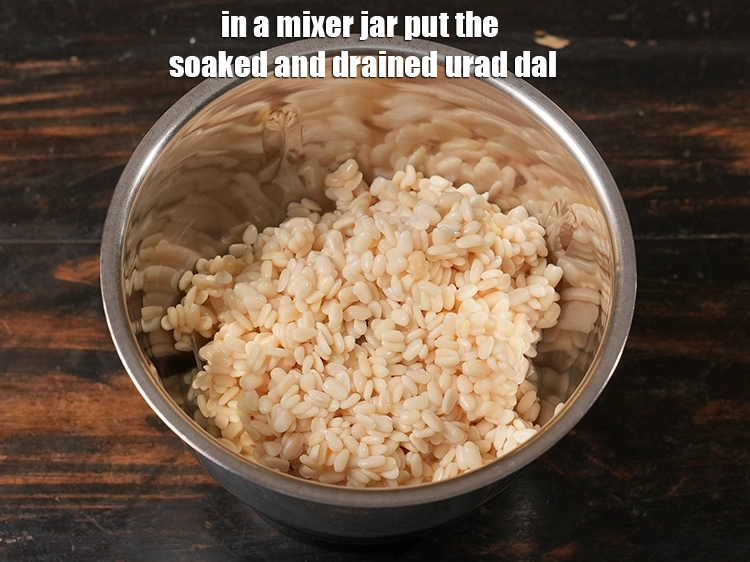 Step 5 – <p>એક મિક્સર જારમાં પલાળેલી અને પાણી કાઢી નાખેલી અડદની દાળ નાખો.</p>