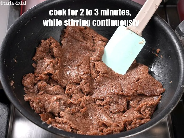 Step 7 – <p>મધ્યમ તાપ પર 2 થી 3 મિનિટ સુધી સતત હલાવતા રાંધો.</p>