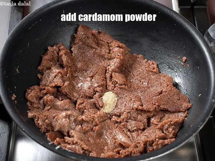 Step 8 – <p>ગેસ બંધ કરો, <span style="background-color:rgb(255,255,255);color:rgb(0,0,0);">1/4 ટીસ્પૂન 1/4 ટીસ્પૂન </span><a href="https://www.tarladalal.com/glossary-cardamom-powder-elaichi-powder-gujarati-265i"><u>એલચીનો પાવડર (cardamom (elaichi) powder)</u></a> ઉમેરો.</p>