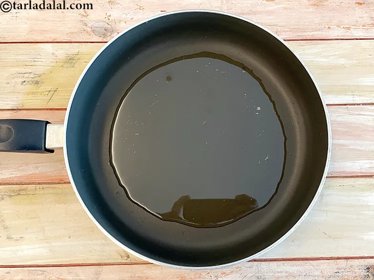 Step 18 – <p>એક કઢાઈમાં <span style="background-color:rgb(255,255,255);color:rgb(0,0,0);">3 ટેબલસ્પૂન </span><a href="https://www.tarladalal.com/glossary-oil-gujarati-671i"><u>તેલ ( oil )</u></a> ગરમ કરો.</p>