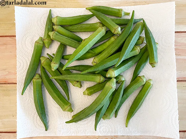 Step 2 – <p>ભીંડાને ધોઈ લો અને પછી ટીશ્યુથી સૂકવી લો.</p>