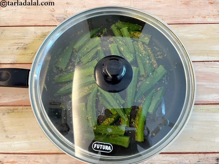 Step 22 – <p>ઢાંકીને મધ્યમ તાપ પર ૧૨ થી ૧૫ મિનિટ સુધી અથવા <span style="background-color:rgb(255,255,255);color:rgb(0,0,0);">ભીંડા</span> રાંધાય ત્યાં સુધી …