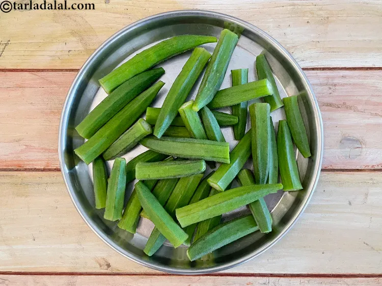 Step 3 – <p>ભીંડાની કિનારીઓ કાપી નાખો.</p>