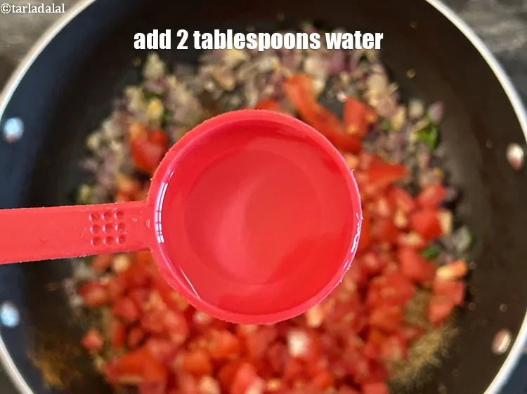 Step 14 – <p>2 <span style="background-color:rgb(255,255,255);color:rgb(0,0,0);">ટેબલસ્પૂન</span> પાણી ઉમેરો.</p>