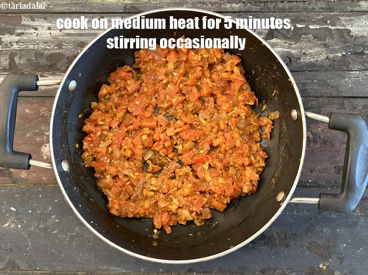 Step 16 – <p>મધ્યમ તાપ પર 5 મિનિટ સુધી રાંધો, ક્યારેક ક્યારેક હલાવતા રહો.</p>
