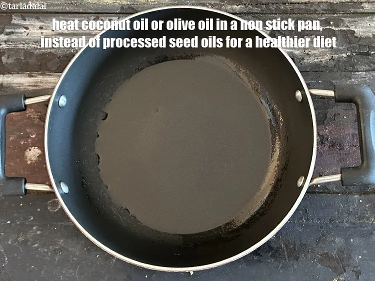 Step 2 – <p>તંદુરસ્ત આહાર માટે પ્રોસેસ્ડ બીજ તેલને બદલે, એક પહોળા નોન-સ્ટીક પેનમાં 2 ચમચી <a href="https://www.tarladalal.com/recipes-using-coconut-oil-nariyal-ka-tel-in-gujarati-1186">નારિયેળ …