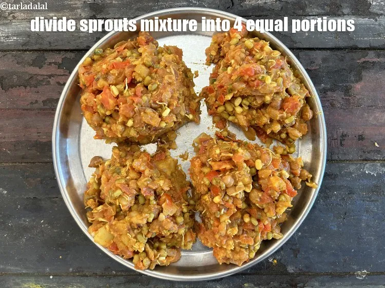 Step 21 – <p>ફણગાવેલા કઠોળના મિશ્રણને ૪ સમાન ભાગોમાં વિભાજીત કરો અને બાજુ પર રાખો.</p>