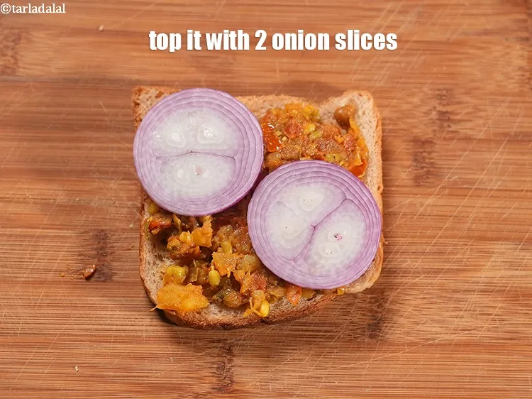 Step 24 – <p>તેના ઉપર <span style="background-color:rgb(255,255,255);color:rgb(0,0,0);">કાંદાની ૨ સ્લાઇસ</span> નાખો.</p>