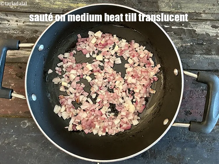 Step 4 – <p>મધ્યમ તાપ પર 1 થી 2 મિનિટ માટે અથવા તે અર્ધપારદર્શક બને ત્યાં સુધી સાંતળો.</p>