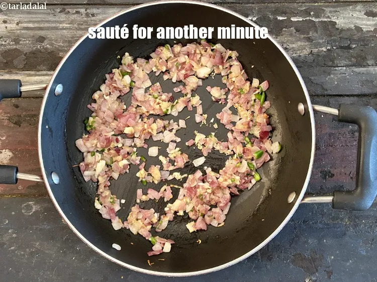 Step 7 – <p>મધ્યમ તાપ પર બીજી મિનિટ માટે સાંતળો.</p>