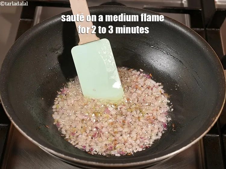 Step 12 – <p>મધ્યમ તાપ પર 2 થી 3 મિનિટ માટે સાંતળો.</p>