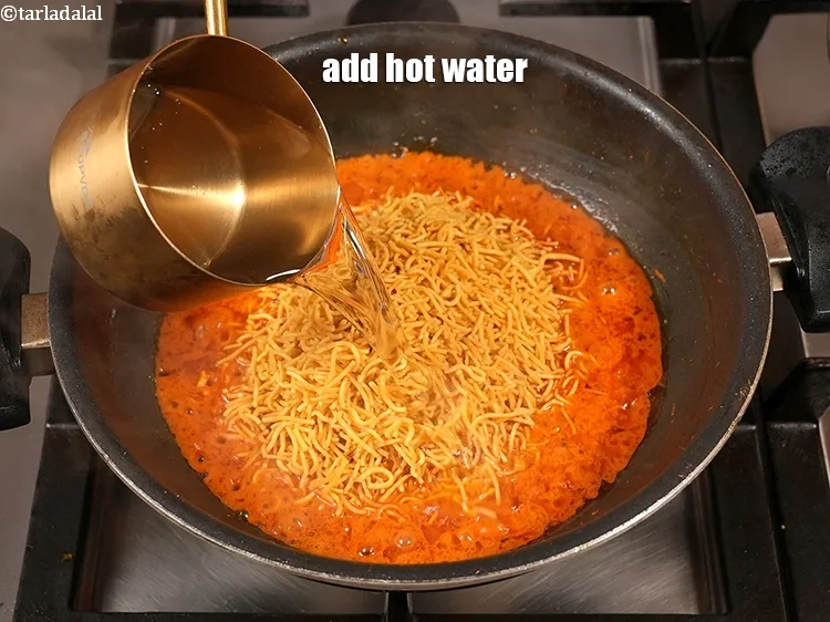 Step 21 – <p>૧½ કપ ગરમ પાણી ઉમેરો.</p>