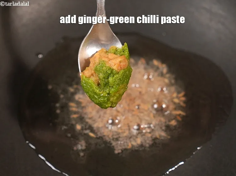 Step 9 – <p><span style="background-color:rgb(255,255,255);color:rgb(0,0,0);">1 ટીસ્પૂન </span><a href="https://www.tarladalal.com/glossary-ginger-green-chilli-paste-adrak-mirch-ki-paste-adrak-mirchi-paste-gujarati-139i"><u>આદુ-લીલા મરચાંની પેસ્ટ (ginger-green chilli paste)</u></a> ઉમેરો.</p>