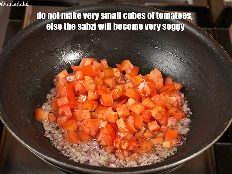 Step 27 – <p><span style="background-color:rgb(255,255,255);color:rgb(0,0,0);">ટામેટાંના ખૂબ નાના ક્યુબ્સ ન બનાવો, નહીં તો સબઝી ખૂબ ભીની થઈ જશે.&nbsp;</span></p>