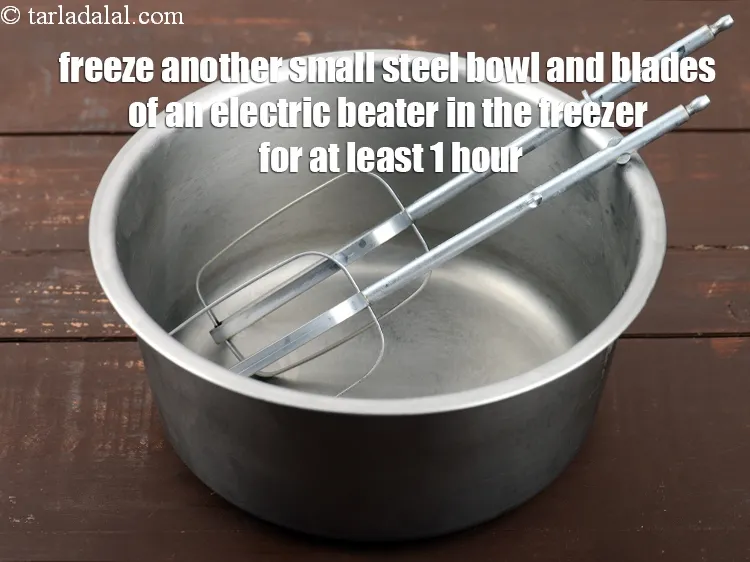 Step 2 – <p>બીજો નાનો સ્ટીલનો બાઉલ અને ઇલેક્ટ્રિક બીટરના બ્લેડ ઓછામાં ઓછા 1 કલાક માટે ફ્રીઝરમાં ફ્રીઝ …