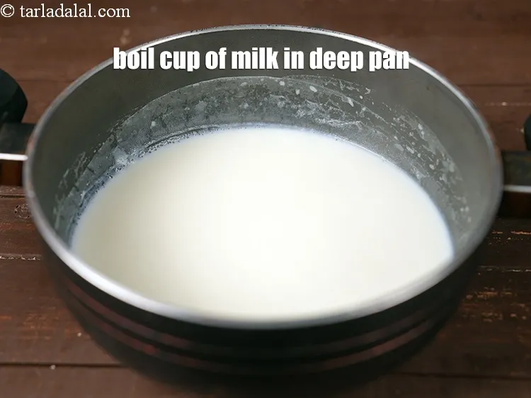 Step 4 – <p>ઊંડા નોનસ્ટીક પેનમાં 1 1/2 કપ <a href="https://www.tarladalal.com/glossary-milk-doodh-full-cream-milk-gujarati-514i"><u>દૂધ (milk)</u></a> ઉકાળો.</p>