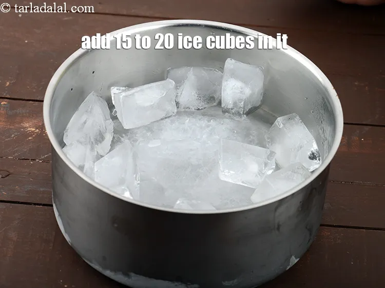 Step 8 – <p>તેમાં 15 થી 20 બરફના ટુકડા ઉમેરો.</p>