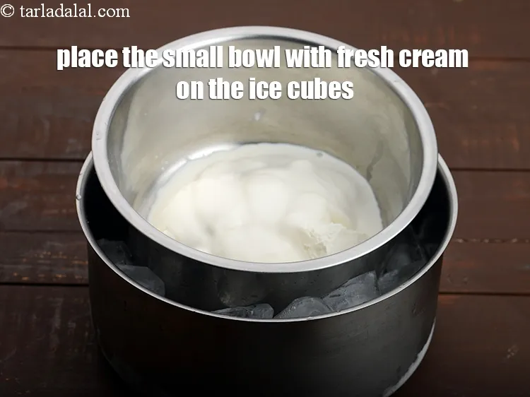 Step 9 – <p>મોટા બાઉલમાં બરફના ટુકડા પર ફ્રેશ ક્રીમ સાથેનો નાનો બાઉલ મૂકો.</p>