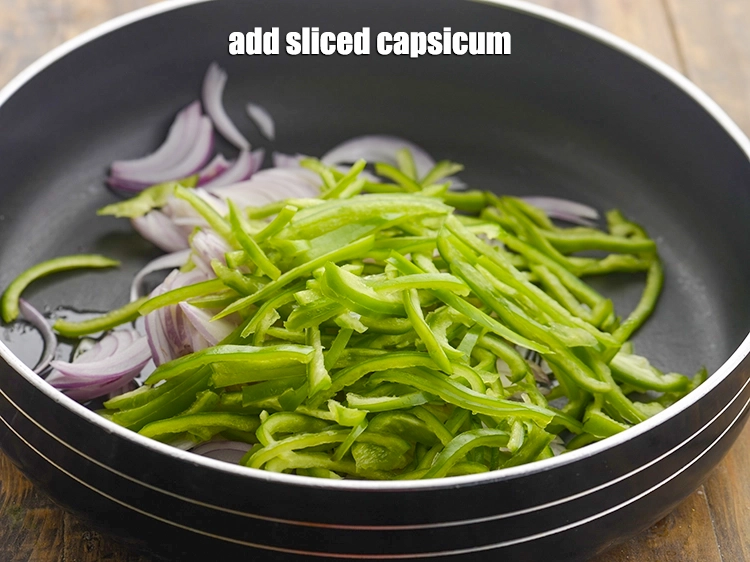 Step 14 – <p><a href="https://www.tarladalal.com/glossary-capsicum-shimla-mirch-bell-pepper-gujarati-163i#ing_2312"><u>સ્લાઇસ કરેલા સિમલા મરચાં (sliced capsicum)</u></a> ઉમેરો. જો તમને ગમે તો થોડી ઘંટડી મરી …