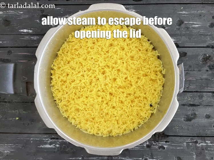 Step 14 – <p>ઢાંકણ ખોલતા પહેલા વરાળ બહાર નીકળવા દો.</p>