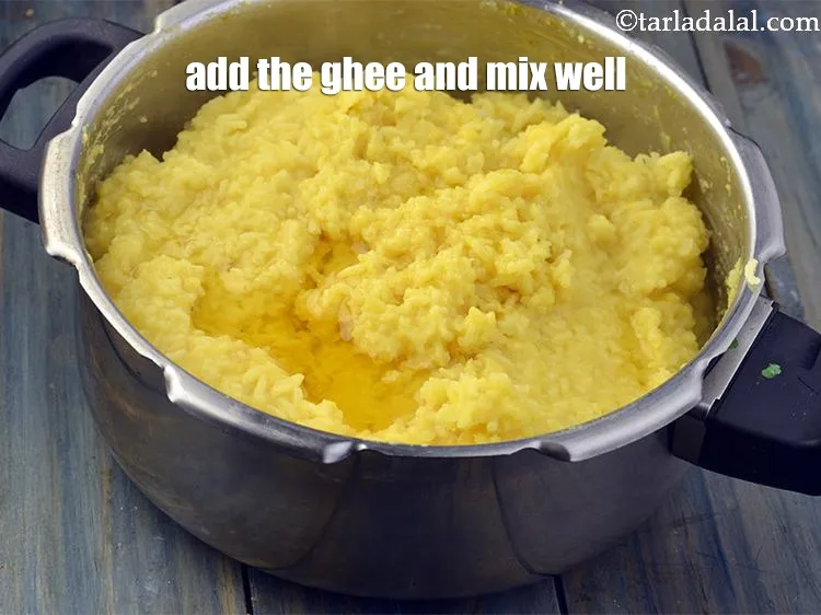 Step 15 – <p>પીરસતા પહેલા, <a href="https://www.tarladalal.com/glossary-ghee-gujarati-245i"><u>ઘી (ghee)</u></a> ઉમેરો અને સારી રીતે મિક્સ કરો. ઘી <strong>મૂંગ દાળની ખીચડી …