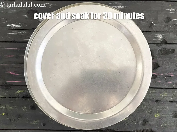 Step 4 – <p>દાળ અને ચોખાને ઢાંકીને ઓછામાં ઓછા ૩૦ મિનિટ સુધી પૂરતા પાણીમાં પલાળી રાખો.</p>