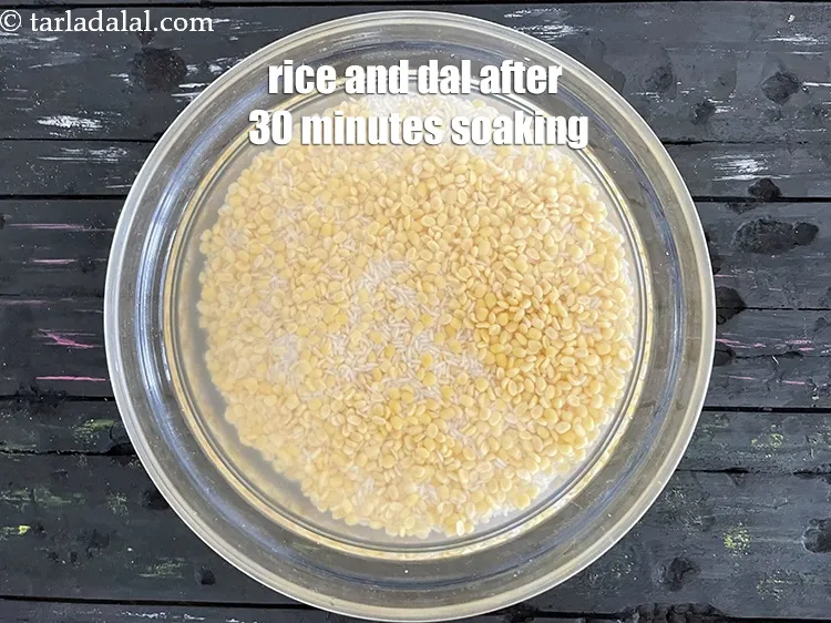 Step 5 – <p>30 મિનિટ પછી પલાળેલી દાળ અને ચોખા આવા દેખાય છે.</p>
