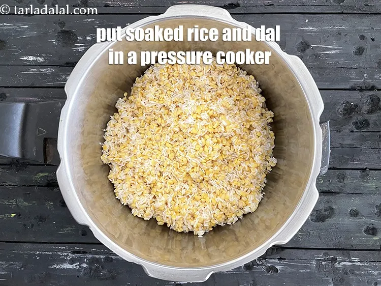 Step 7 – <p>પ્રેશર કૂકરમાં દાળ અને ચોખાને ટ્રાન્સફર કરો. વૈકલ્પિક રીતે, તમે એક વાસણમાં ખીચડી પણ બનાવી …