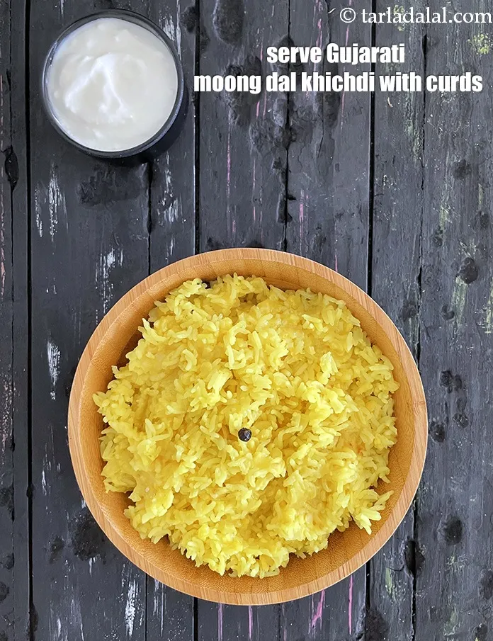 Step 25 – <p>ગુજરાતી મૂંગ દાળ ખીચડી દહીં સાથે પીરસો.</p>