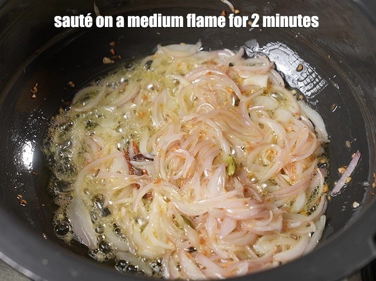 Step 10 – <p>મધ્યમ તાપ પર ૨ મિનિટ સુધી સાંતળો.</p>