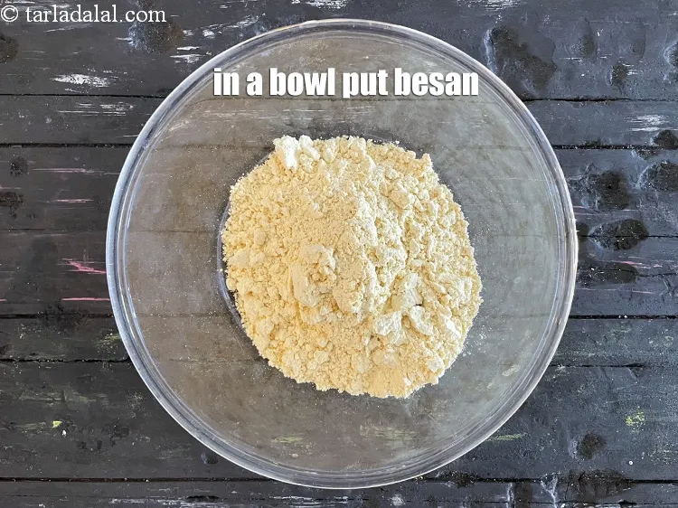 Step 1 – <p>ચિલ્લા માટે બેટર બનાવવા માટે, એક બાઉલમાં <span style="background-color:rgb(255,255,255);color:rgb(0,0,0);">1 કપ </span><a href="https://www.tarladalal.com/glossary-besan-chana-dal-flour-bengal-gram-flour-gujarati-952i"><u>ચણાનો લોટ ( besan …