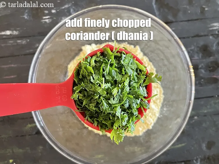 Step 2 – <p><span style="background-color:rgb(255,255,255);color:rgb(0,0,0);">1/4 ટેબલસ્પૂન બારીક &nbsp;</span><a href="https://www.tarladalal.com/glossary-coriander-dhania-kothmir-gujarati-369i#ing_2365"><u>સમારેલી કોથમીર (chopped coriander)</u></a> ઉમેરો.</p>