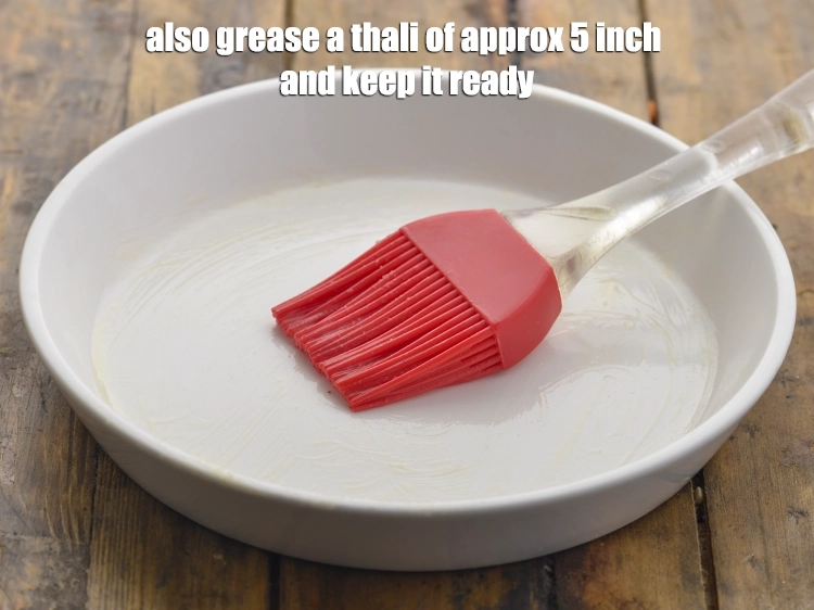 Step 2 – <p>લગભગ 5 ઇંચની થાળીને ગ્રીસ કરો અને તેને તૈયાર રાખો.</p>
