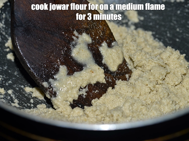 Step 6 – <p><strong>ગોળ પાપડી </strong>માટે જુવારના લોટને મધ્યમ આંચ પર 3 મિનિટ સુધી રાંધો. ક્યારેક ક્યારેક હલાવતા …