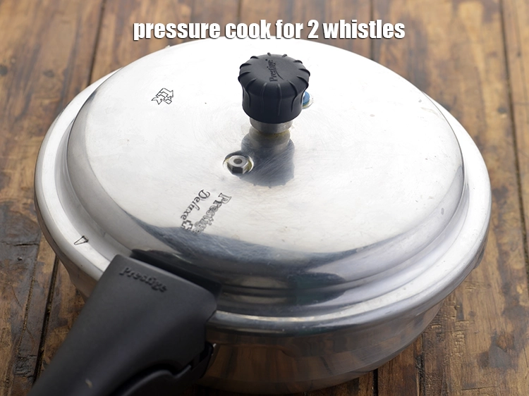 Step 7 – <p>પ્રેશર કૂકમાં 2 સીટી વગાડો.</p>