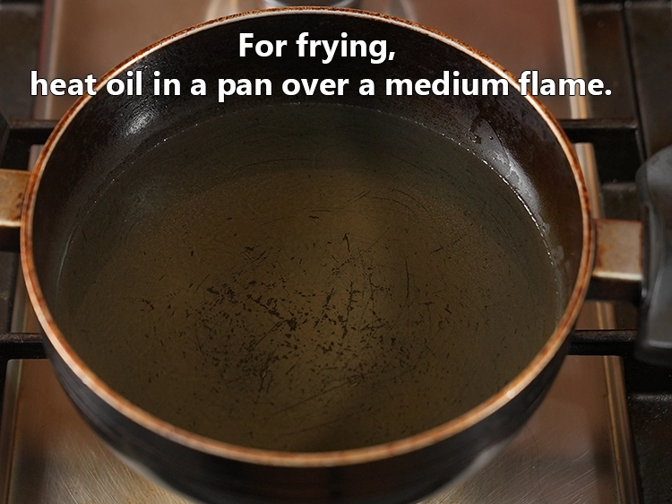 Step 11 – <p>તળવા માટે, મધ્યમ આંચ પર એક પેનમાં તેલ ગરમ કરો.</p>