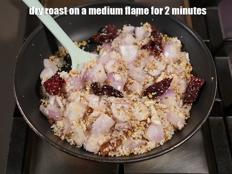 Step 10 – <p>બધી સામગ્રી મિક્સ કરો અને મધ્યમ તાપ પર ૨ મિનિટ સુધી સૂકા શેકો.</p>