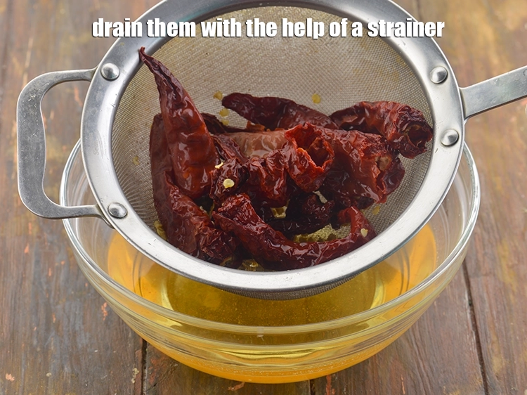 Step 5 – <p>તેને ચાળણીની મદદથી નિતારી લો. બાજુ પર રાખો.</p>